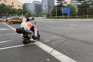 今晚能复出吗？季孟年晒周琦训练照：膝盖未佩戴护具